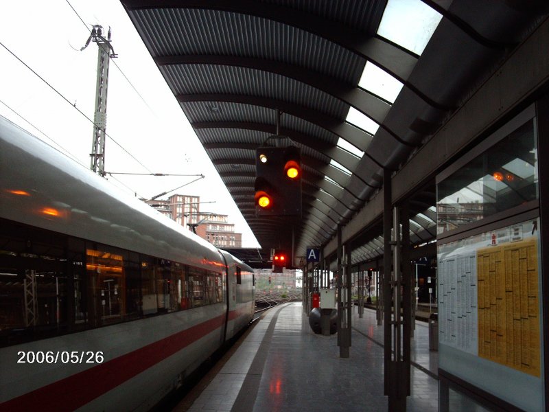Vorsignal mit verkrztem Bremsweg und dem dazu gehrigen Hauptsignal am Hamburger Hauptbahnhof