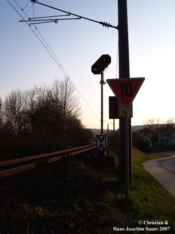 Vorsingnal mit Geschwindigkeitsvoranzeiger  100  bei Sonnenuntergang kurz nach Prfening am 26.03.2007. 










