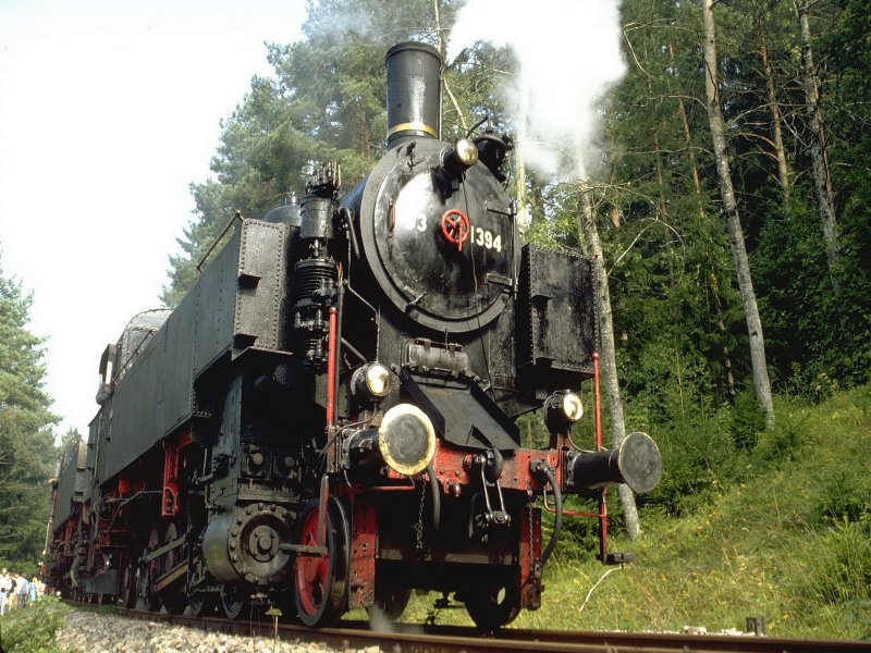 Vorspannlok 93 1394 mit 93 1360 in den 1990er Jahren mit einem Zug Richtung Blumberg-Zollhaus.(Archiv P.Walter)