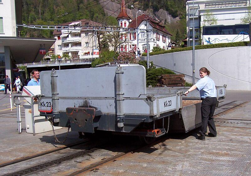 Vorstellwagen Kk 23 am 30.04.2005 auf der Drehscheibe in Vitznau. Die junge Frau hlt vermutlich den Wagen fest damit er nicht wegrollt.