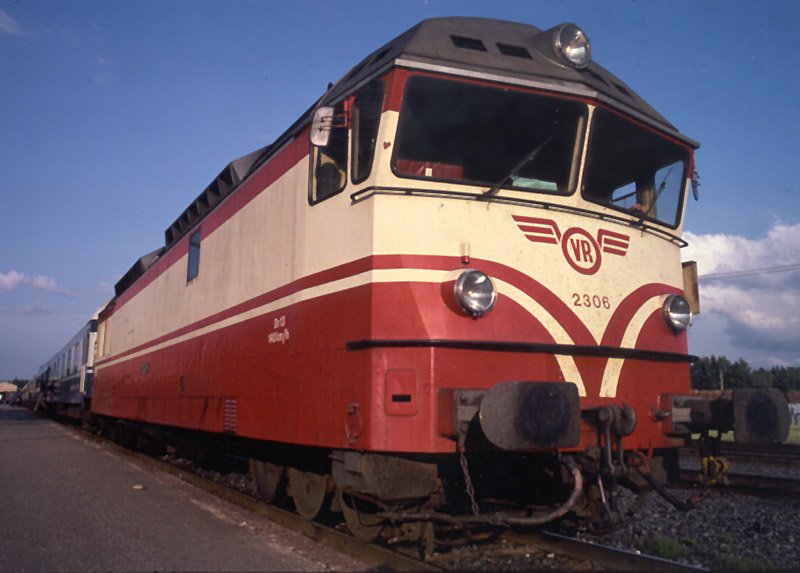 VR Dr 13 Nr. 2306 vor Fernreisezug, evtl. in Kajaani. Juli 1982, Scan ab Dia. Diese Maschinen wurden im Jahre 2000 ausrangiert.