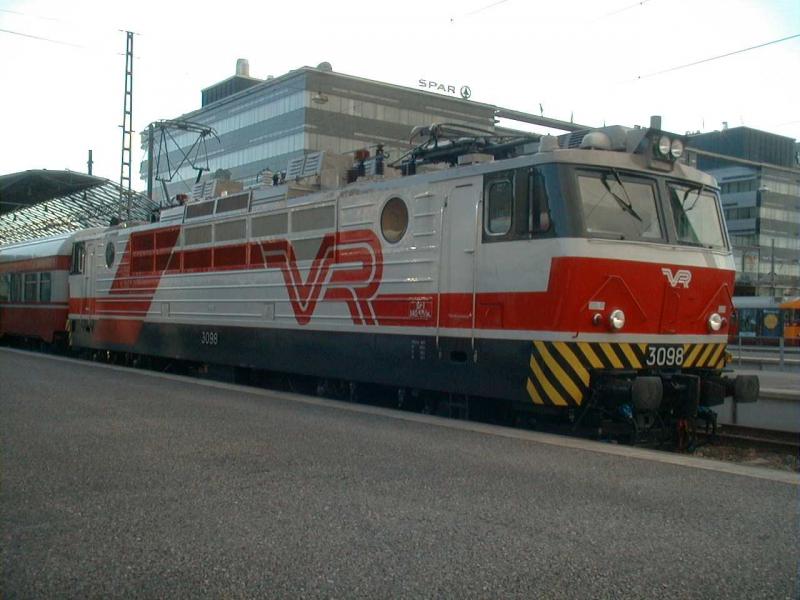 VR (Finnische Staatsbahn) E-Lok  Made in USSR .
In Finnland als Sr1-Serie die ersten E-Loks, Beiname Siperian Susi (Sibirischer Wolf). Zu sehen ist die Lok-Nr. 3098 im Bahnhof Helsinki, Herbst 2004