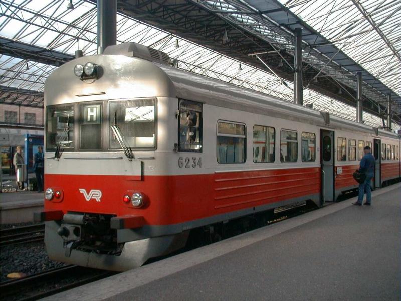 VR (Finnische Staatsbahn) Triebwagenzug
im Hauptbahnhof in Helsinki, Herbst 2004.

