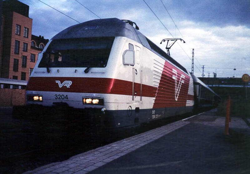 VR Sr2 3204 wartet auf grnes Licht in Helsinki. Scan ab Dia, Okt. 1999