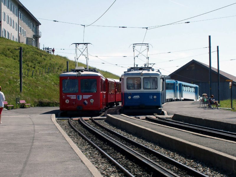 VRB-Triebwagen 5 und ARB-Triebwagen 12 in Rigi Kulm.