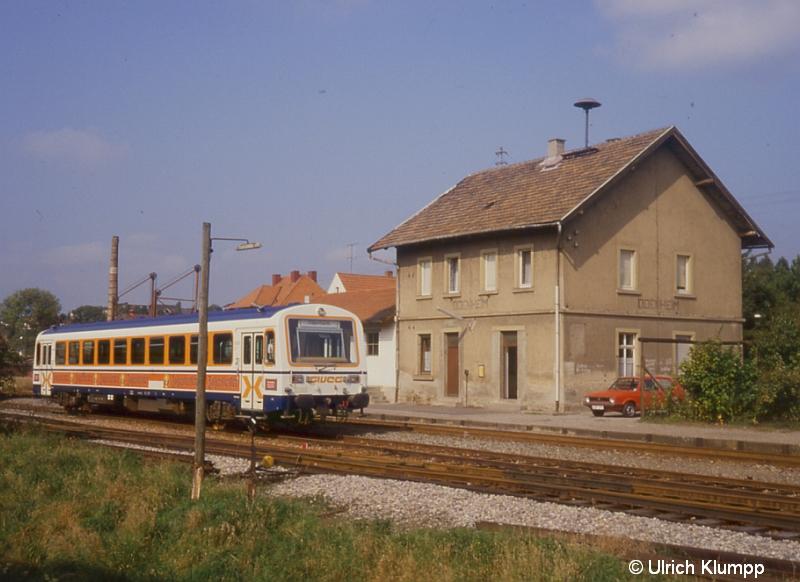 VS 201 der SWEG in Odenheim. Das Bild zeigt die Bahnhofsanlage und das zwischenzeitlich abgerissene Bahnhofsgebude vor dem Umbau zum Stadtbahn-Endhaltepunkt durch die AVG.