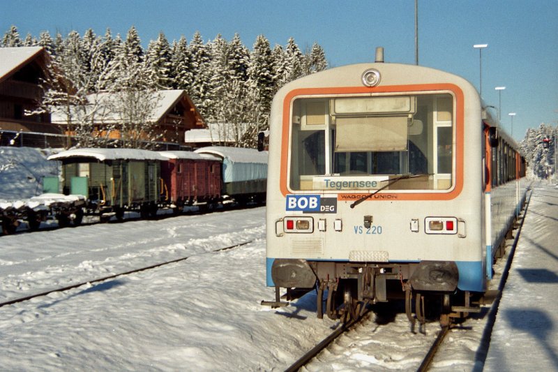 VS 220 der WEG im Einsatz bei der BOB im Dezember 1999 auf der Strecke Schaftlach-Tegernsee. Das Gleis 4 in Schaftlach war damals noch angebunden und diente als Abstellgleis fr Wagen des BLV.