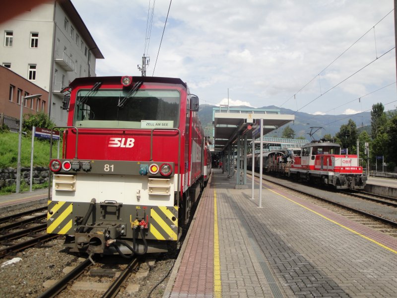 Vs 81 mit einem modernen Mittelwagen und dem Steuerwagen 102 am 26.8.09 im Bahnhof Zell am See auf Bst.11. Am Bst. 2 fhrt die 1163.003 mit einem Gterzug gerade durch den Bahnhof
