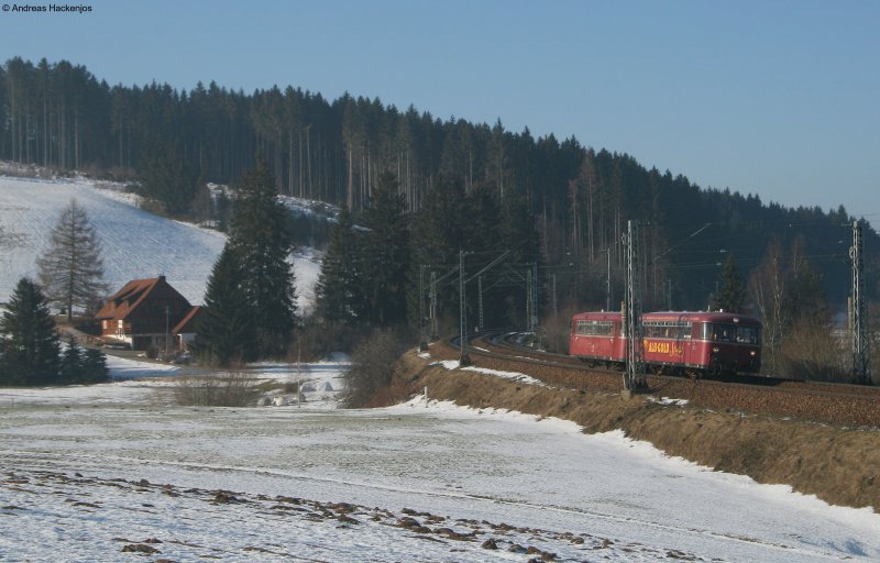 VS 97 605 der ZHL und 796 625-2 der Efz als Tunnelfahrtenzug von Triberg nach St.Georgen am km 70,0 29.12.08