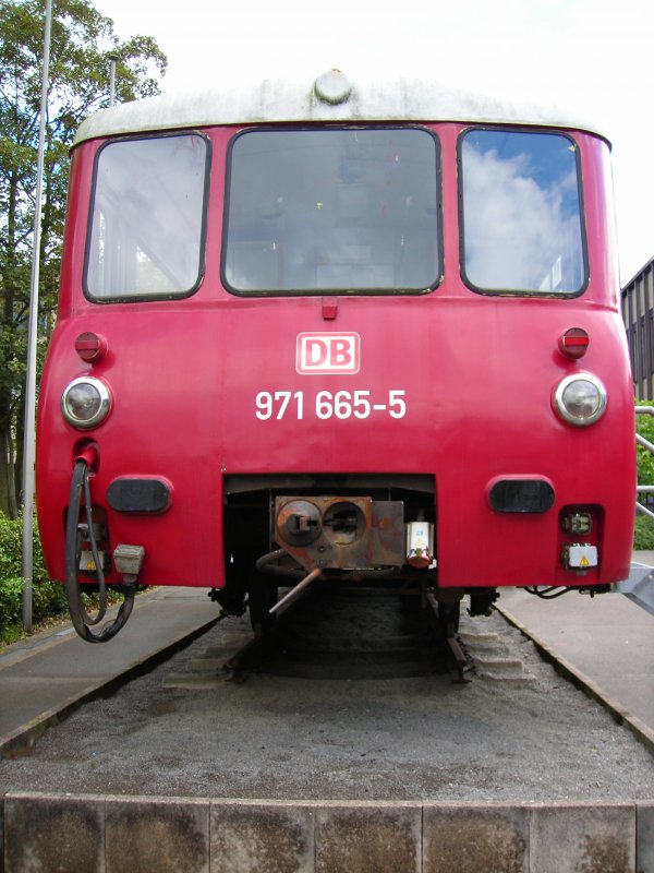 VS 971 665 wird von einer Schule in Bad Karlshafen aufgearbeitet und Unterhalten. Der Hintergrund ist wohl die ehemalige Kleinbahn die auf der Sdseite der Weser endete. Auf der Nordseite der Weser gibt es nioch einen Bahnhof.