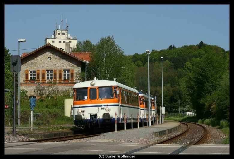 VS51 der SWEG beim Zwischenhalt in Neidenstein. 25. April 2009