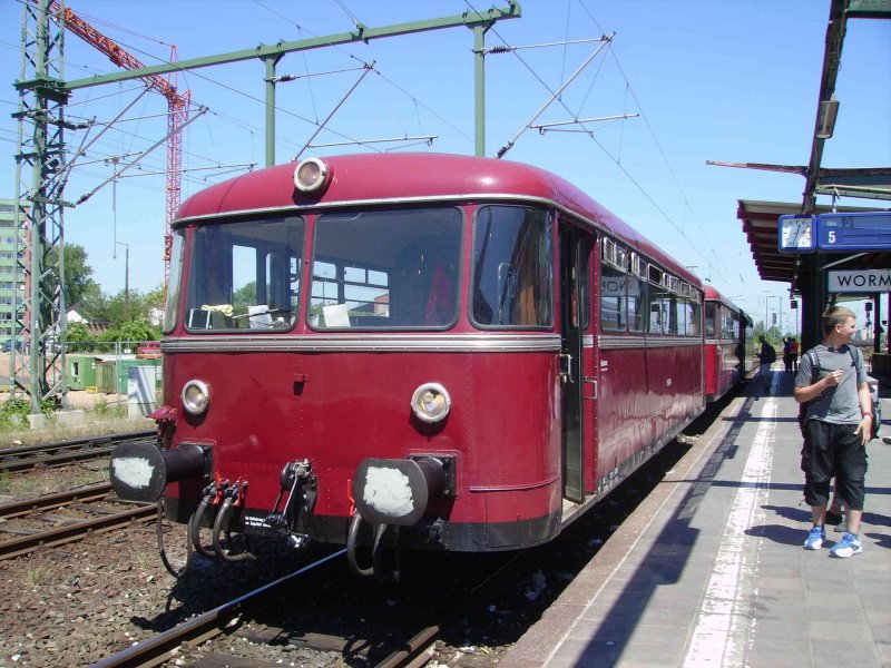 VS98,also der Steuerwagen der Garnitur steht abfahrbereit im Wormser Hbf,in wenigen Minuten setzt sich der Zug in Richtung Kaiserslautern in bewegung.