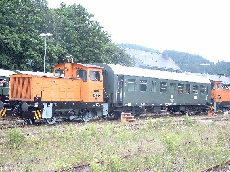 VSE Lok 102 251+weitere 102 als Pendelzug zw.Bf Schwarzenberg und dem Museum der Schwarzenberger Eisenbahnfreunde im Mai 2003
