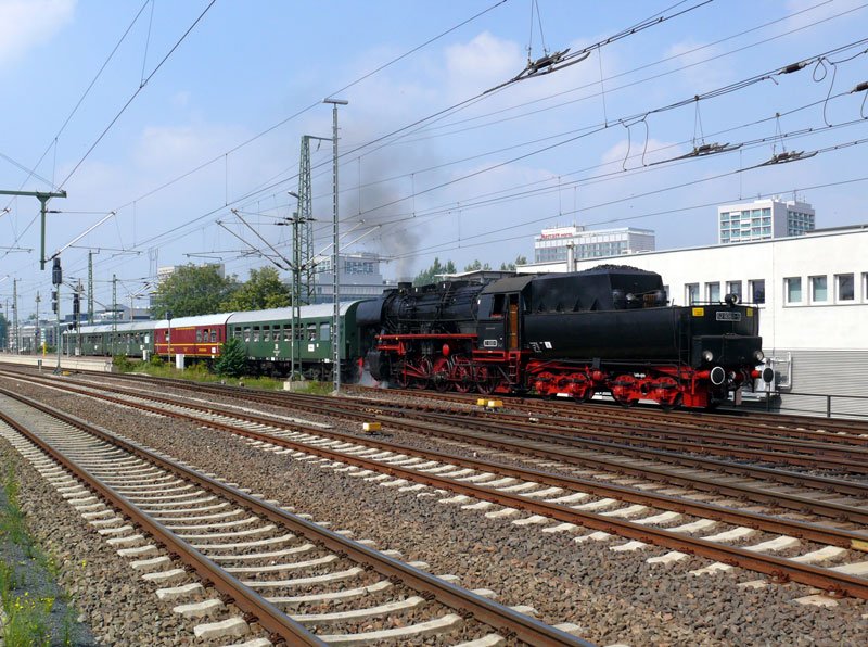 VSE-Museumszug mit Lok 52 8080 Tv bei Ausfahrt aus Dresden Hbf. in Richtung Schsische Schweiz - 26.08.2007
