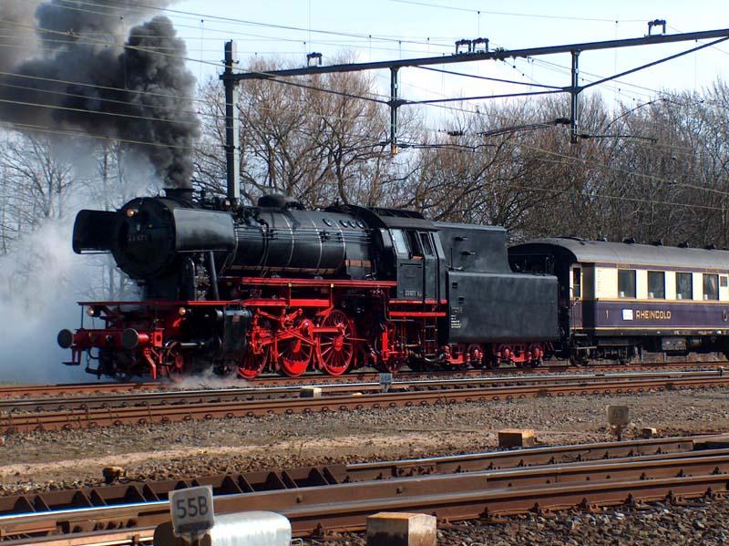 VSM 23 071 mit historische Rheingoldwagen als NVBS Jubileumexpress. Geldermalsen 26.03.06. Foto Jacques Janssen.