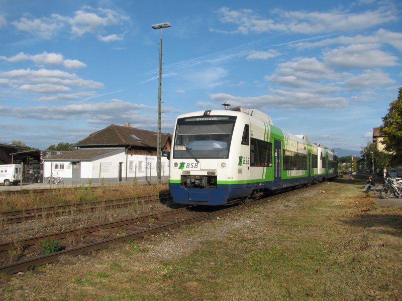 VT 003 der Breisgau S-Bahn mti einem Zug nach Breisach in Gottenheim am 04.10.2009