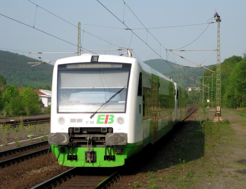 VT 003 und VT 008 bei der Ausfahrt als EB 82717 Kassel-Wilhelmshhe - Erfurt Hbf aus Hann. Mnden am 1.05.09. Nchster Halt ist Hedemnden.