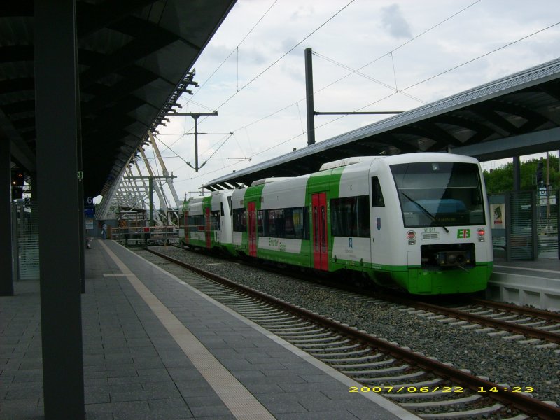 VT 011 der Erfurter Industriebahn (EIB)und ein weiterer Triebzug stehen am 22.06.07 im Hbf Erfurt. Ich glaube sie fuhren nach Ilmenau.