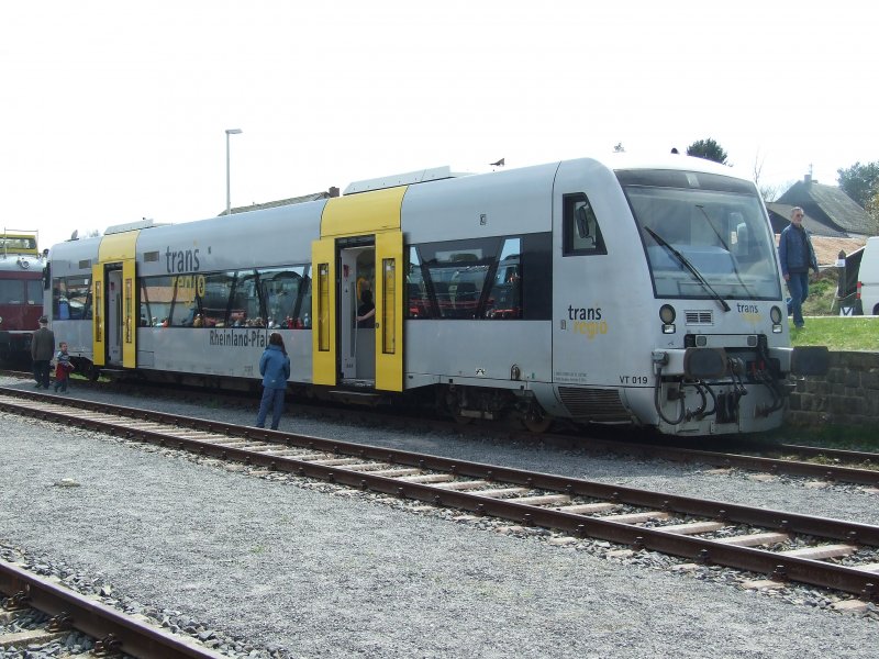 VT 019 (Regioshuttle) der Transregio war ebenfalls zu Gast in Ulmen beim Bahnhofsfest der Eifelquerbahn. Ulmen, der 26.4.08