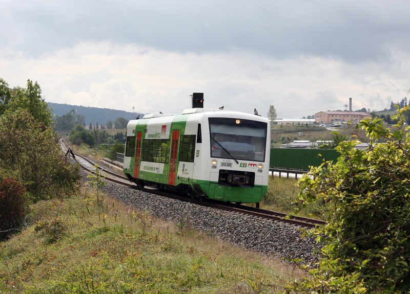 VT 023 der Erfurter Bahn 4 ist am 05.09.2009 auf dem Weg nach Meiningen, hier in Untermafeld.