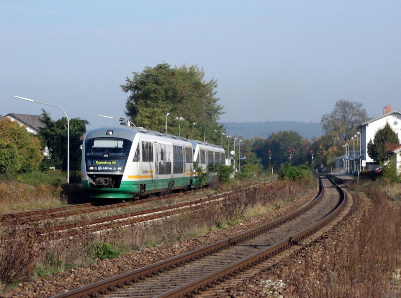 VT 03 der Vogtlandbahn mit VBG 86559 in Regenstauf (19.10.2006)