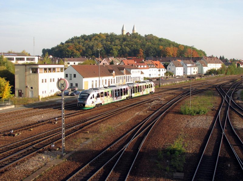 VT 04 'Fuball' der Vogtlandbahn mit VBG 86574 in Schwandorf (19.10.2006)