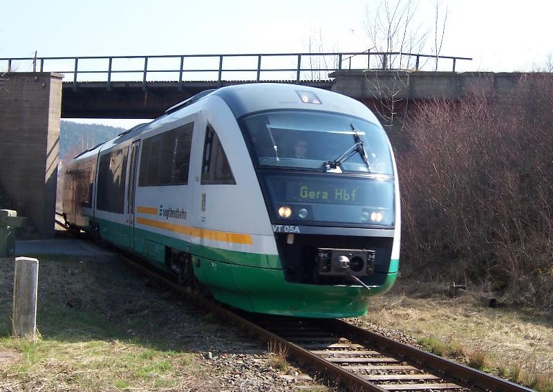VT 05A der Vogtlandbahn hat Wnschendord/Elster verlassen 08.04.2006
ber die Brcke fuhren frher die Zge Weida-Wnschendorf.