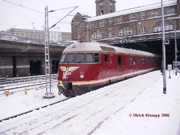 VT 08 am 05.03.2006 bei der Ausfahrt im Hamburger Hauptbahnhof.