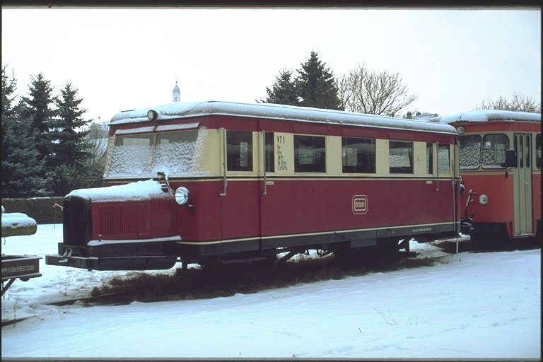VT 1 auf der chslebahn wartet in Ochsenhausen Ende der 80er auf den Sommer. 