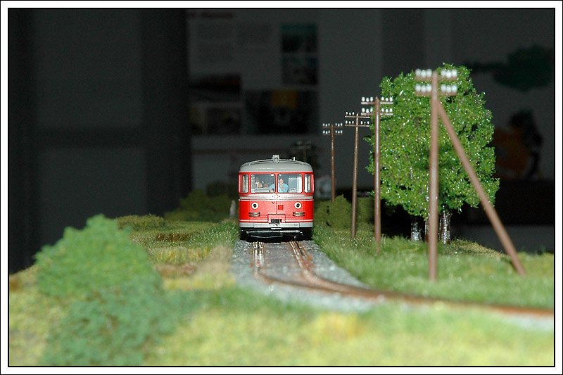 VT 10 der GKB auf der Sulmtalmodellbahnanlage auf freier Strecke unterwegs.