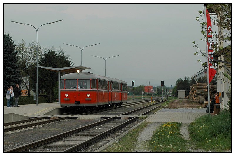 VT 10.02 mit den beiden Beiwagen VB 10.02 und VB 10.12 als Spz 8436 von Lieboch retour nach Graz am 18.4.2007 beim Halt in Stragang. 