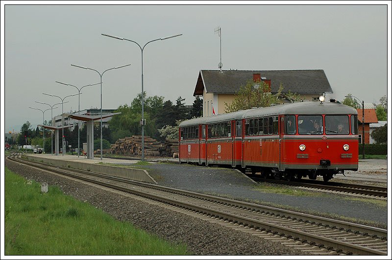 VT 10.02 mit den beiden Beiwagen VB 10.02 und VB 10.12 als Spz 8436 von Lieboch retour nach Graz am 18.4.2007 bei der Ausfahrt aus dem Bahnhof Stragang Richtung Graz. 
