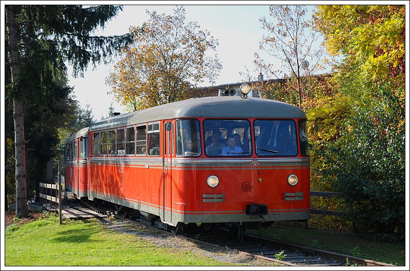 VT 10.02 plus zwei Beiwagen von Deuschlandsberg nach B�rnbach am 11.10.2008 als SPZ 8475 bei der Ankunft in B�rnbach.