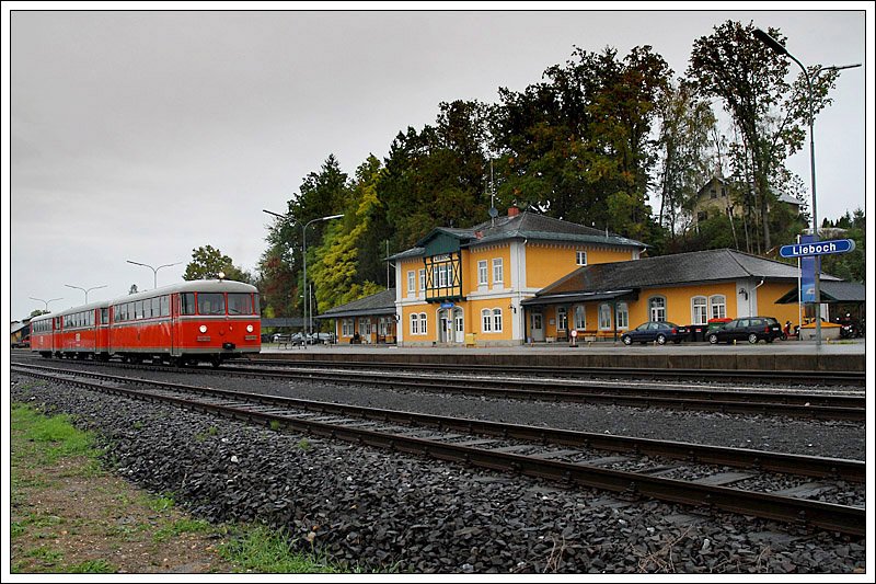 VT 10.02 der Steirischen Eisenbahnfreunde + zwei VB Beiwagen als LPNz 8414 von Kflach nach Graz, am 3.10.2008 beim Halt in Lieboch, wo eine Kreuzung abgewartet werden musste. 