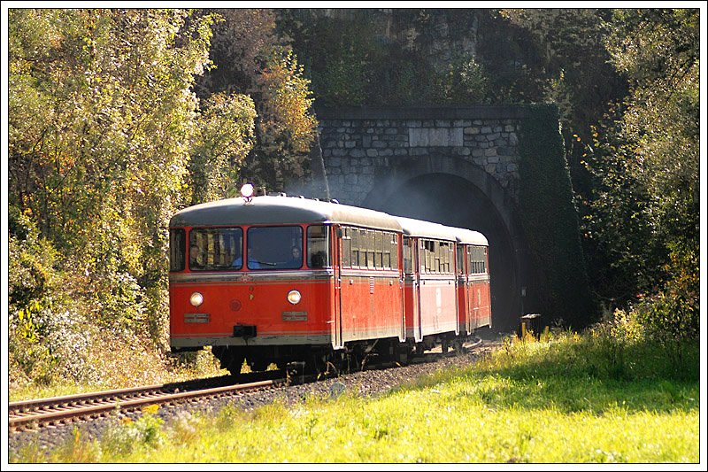 VT 10.02 der Steirischen Eisenbahnfreunde als Leerpersonenzug von B�rnbach nach K�flach am 11.10.2008 bei der Ausfahrt aus dem Rosentaler Tunnel kurz vor K�flach aufgenommen.