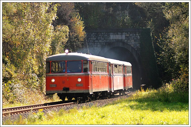 VT 10.02 der Steirischen Eisenbahnfreunde als Leerpersonenzug von Brnbach nach Kflach am 11.10.2008 bei der Ausfahrt aus dem Rosentaler Tunnel kurz vor Kflach aufgenommen.