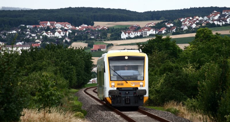 VT 1.02 der Rhenus veniro hrt auf den Namen  Elwwetritscher . Der Zug verkehrte am 12.07.08 als ERB 10122 nach Alzey. Die Aufnahme entstand zwischen Kirchheim-Bolanden und Morschheim.
