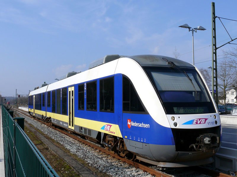 VT 107 = 648 177 (LINT 41) der Eisenbahnen und Verkehrsbetriebe Elbe Weser ist angekommen als EVB 80897 aus Bremervrde; Buxtehude, 04.03.2009
