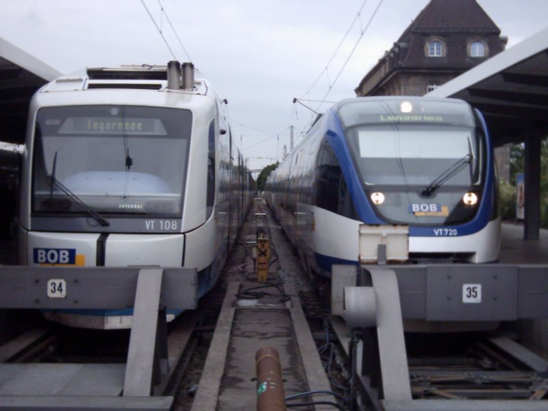VT 108 und VT 720 im Juli 2006 im Mnchner Hauptbahnhof. Der Zug rechts im Bild fhrt auerhalb des Taktes im Berufsverkehr und wird nicht wie blich in 3 Teile  zerlegt 