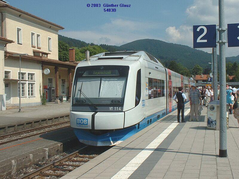 VT 114  Fischbachau  am 02.08.2003 im Bahnhof Schliersee, hier schon ohne  Anhang . Der Bahnhof Schliersee ist ein Kopfbahnhof, es mu ein Gegenzug auf der eingleisigen Strecke abgewartet werden.