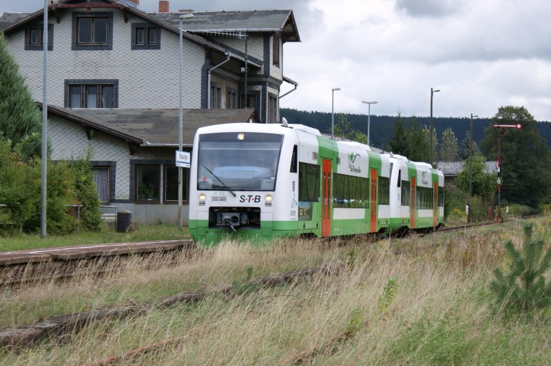 VT 114 der Sdthringenbahn steht mit ihrer RB in Wasungen am 05.09.2009