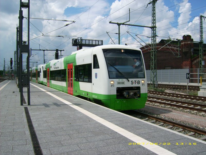 VT 115 fhrt den aus drei Triebwagen bestehenden Zug in den Hbf Erfurt. Die Triebwagen der Sd-Thringen-Bahn (STB) sehen exakt so aus wie die der EIB. Ist vielleicht ein Tochterunternemen