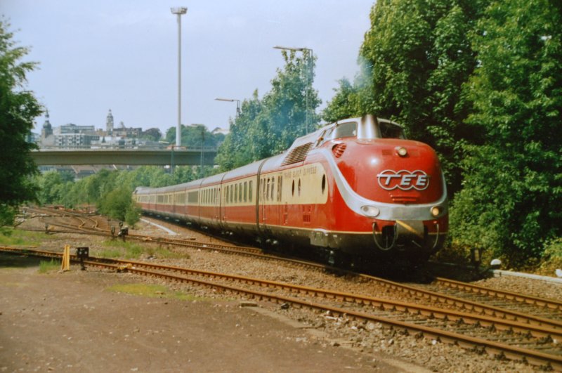 VT 11.5 - TEE Trans Europ Express - (BR 601) Museumstriebwagenzug am 30.05.1992 im Remscheider Hauptbahnhof. Der Zug wurde dort als Attraktion sehr erfolgreich aber leider nur einmalig zu einem  Volksfest  eingesetzt. Es handelt sich bei diesem Schnellzug fr den europischen Verkehr um einen Vorgnger des deutschen ICE und des franzsischen TGV.
