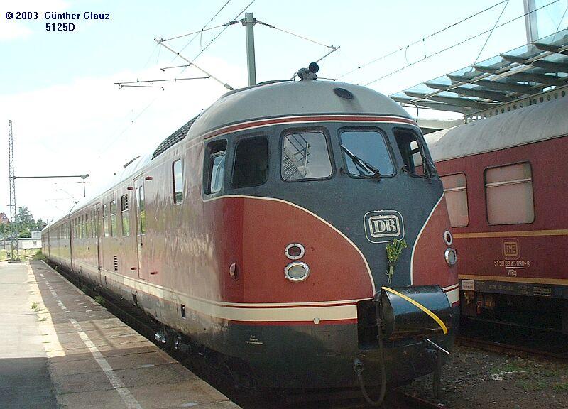 VT 12  Stuttgarter Rssle  am 21.06.2003 in Sonneberg Hbf. 