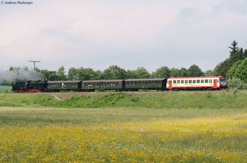VT 121 der HzL und 50 2988 auf berfhrungsfahrt (Immendingen-Trossingen DB) bei Zollhaus 1.6.09