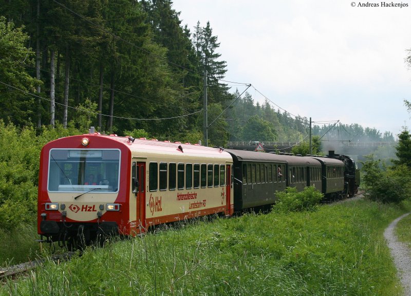 VT 121 der HzL und 50 2988 als HzL 642 (Trossingen Stadt-Trossingen DB) am km 1,5 1.6.09