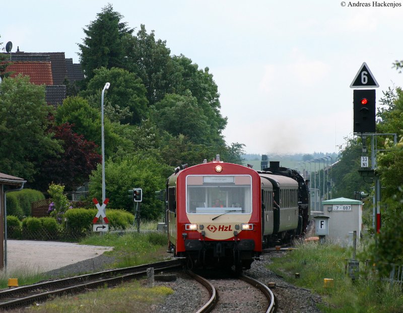 VT 121 der HzL und 50 2988 als DPN 37993 (Trossingen bei der Einfahrt Deilingen 1.6.09
