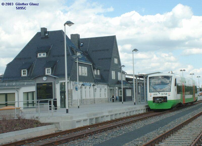 VT 132 am 20.06.2003 im Endbahnhof Neuhaus am Rennsteig.