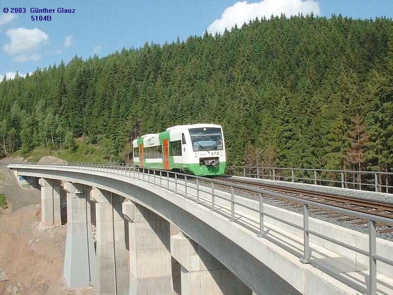 VT 132 auf dem neuen Nasse-Telle-Viadukt am 20.06.2003 zwischen Lauscha und Ernstthal, der Verkehr ber diese Brcke wurde im Dezember 2002 erffnet.