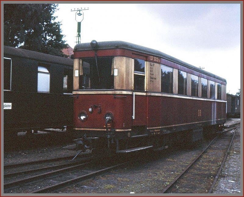 VT 137 322 vor dem Lokschuppen in Bertsdorf. Dieser VT kam k�rzlich nach 43 Jahren Abstellzeit wieder in Betrieb. Auf unserer Schmalspurdampfreise durch die DDR, konnten wir damals den VT137 322 mit vereinten Muskelkr�ften aus dem Schuppen ziehen. Ein Bild einer gleichen Situation ist im neusten Eisenbahnmagazin ver�ffentlicht. (Archiv 07/73)